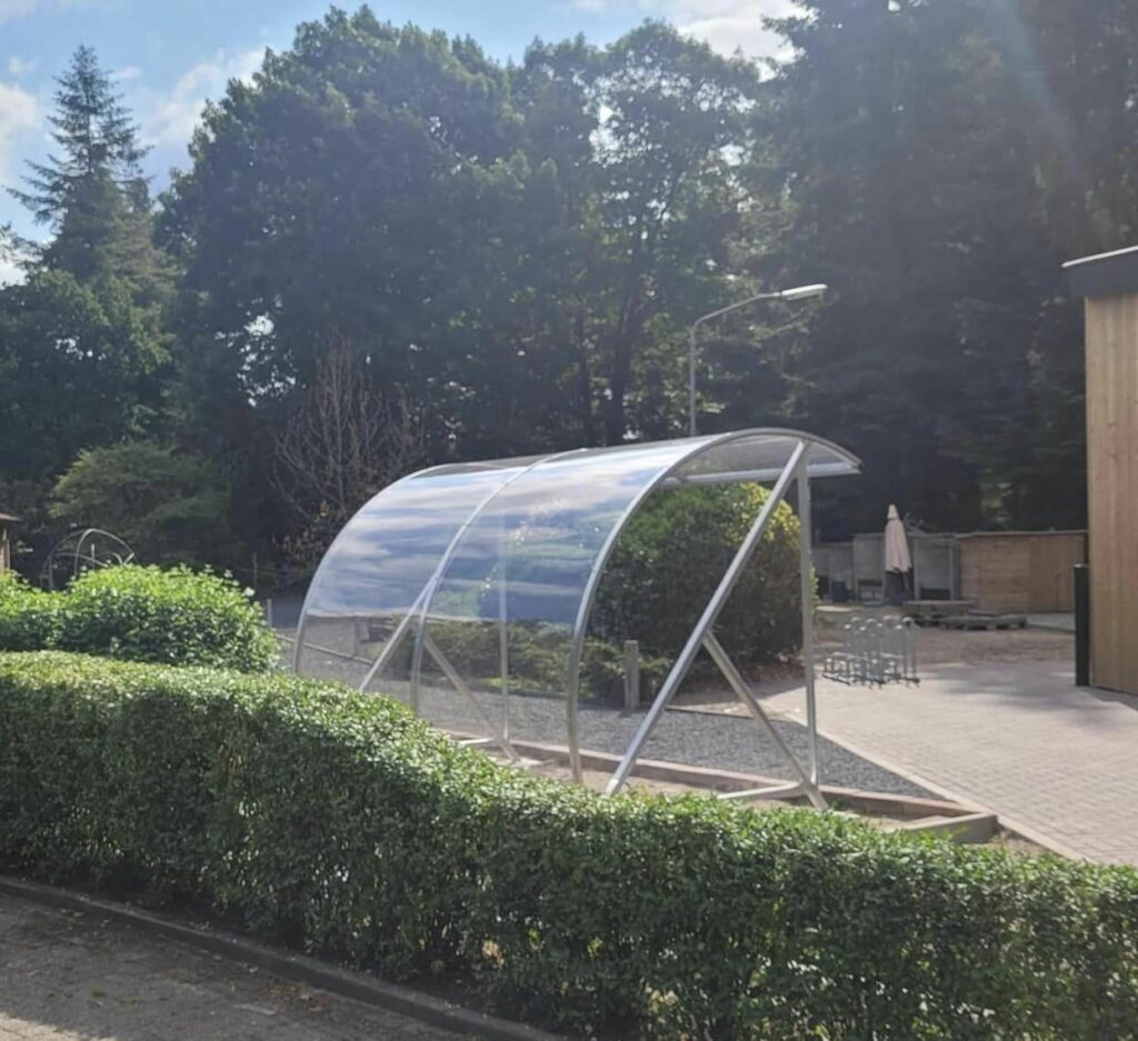 Wat is polycarbonaat? Eigenschappen, voordelen en toepassingen 1 De BF1000 fietsoverkapping, die is uitgerust met thermisch verzinkt staal en slagvast transparant polycarbonaat, is niet alleen perfect voor fietsenstalling, maar kan ook ingezet worden als rookabri voor groepen van 6 tot 8 personen.